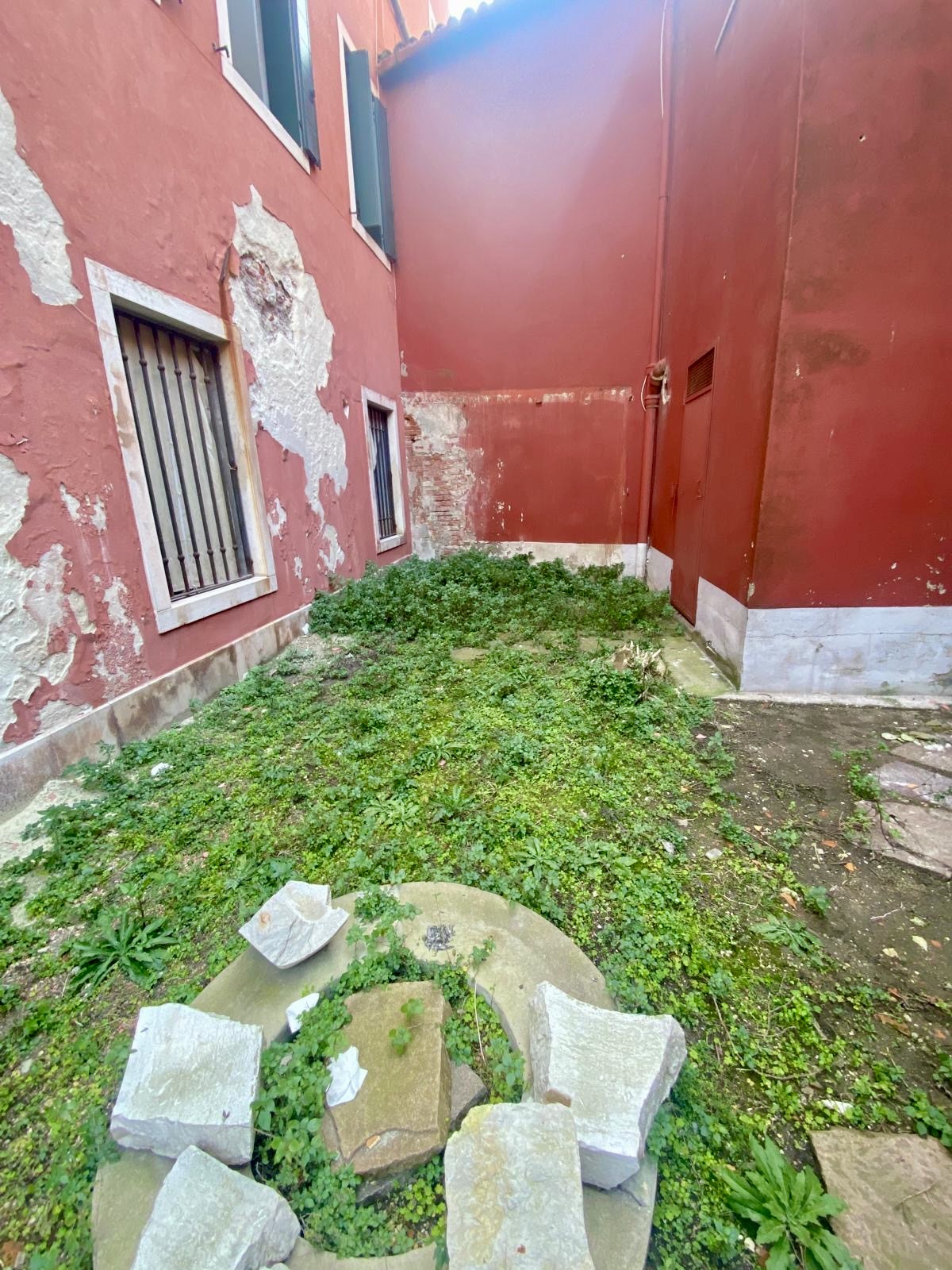 BLOCCHETTO INDIPENDENTE TERRACIELO CON GIARDINO PRIVATO, TERRAZZA ABITABILE E VISTA LAGUNA